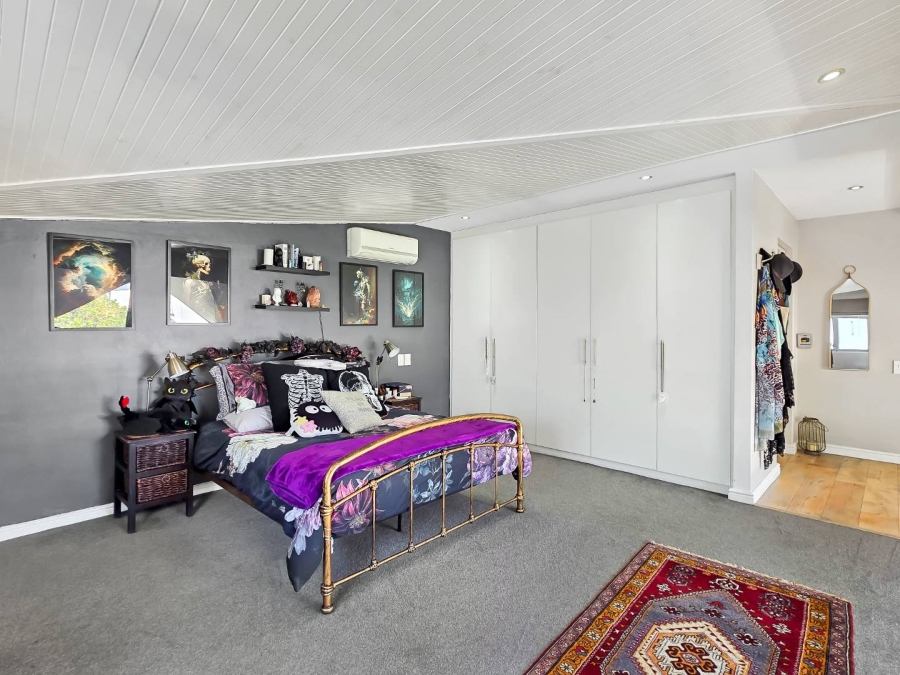 2 Bedroom Property for Sale in Vredehoek Western Cape